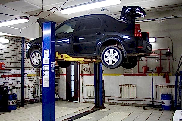 автомобиль на подъемнике для замены бензонасоса